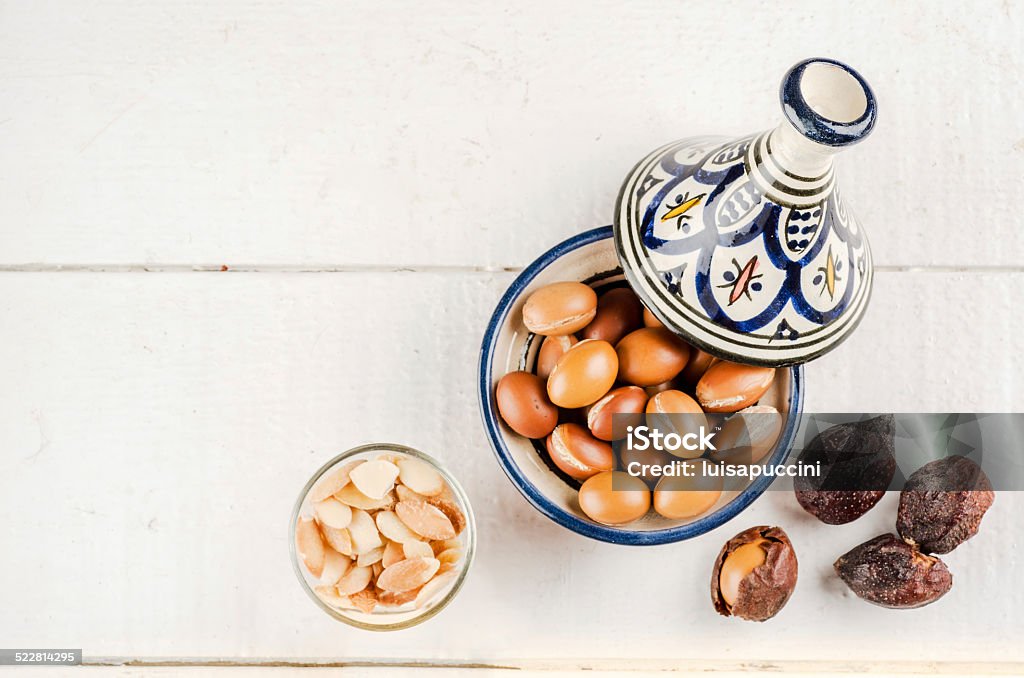 Frutti di Argan in tajine marocchino - Foto stock royalty-free di Albero di argan