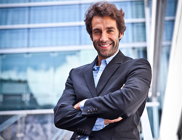 felici uomo d'affari sorridenti davanti al suo ufficio - financial occupation business people success foto e immagini stock