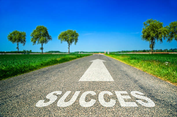istock Sucess word in french language painted on asphalt road 522817671