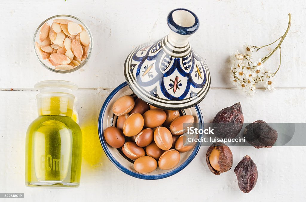 Frutti di Argan in tajine marocchino - Foto stock royalty-free di Africa