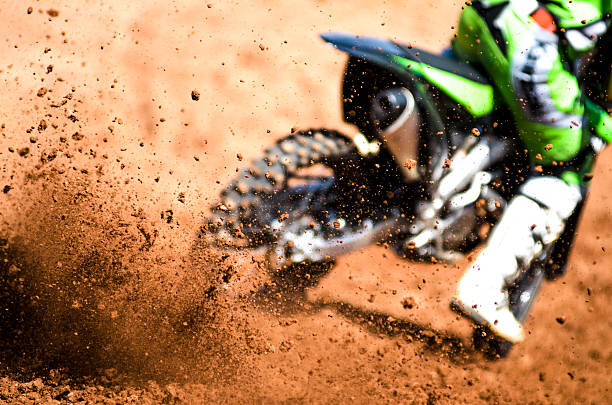 detriti di una gara di motocross - helmet motorcycle motorized sport crash helmet foto e immagini stock