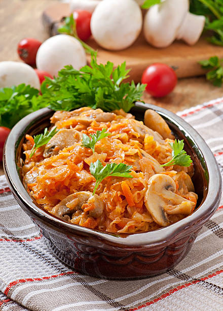 stufato di cavolo con i funghi e salsa di pomodoro - bigos foto e immagini stock