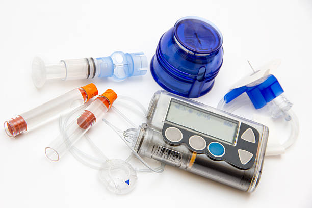 des accessoires modernes à contrôler le diabète insuline, pompe - surgical needle photos photos et images de collection