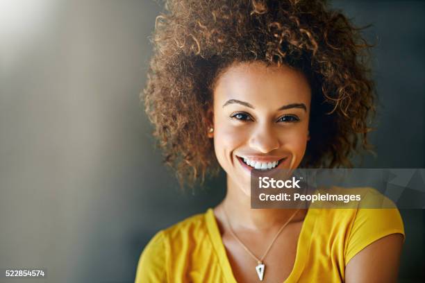 Photo libre de droit de Tout Est Dans Son Sourire banque d'images et plus d'images libres de droit de Sourire - Sourire, Afro-américain, Femmes