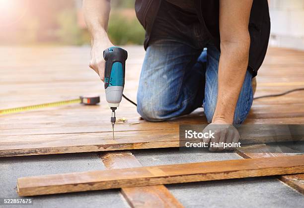 Mann Für Die Installation Holzfußboden Stockfoto und mehr Bilder von Installieren - Installieren, Heimwerken, Terrasse - Grundstück