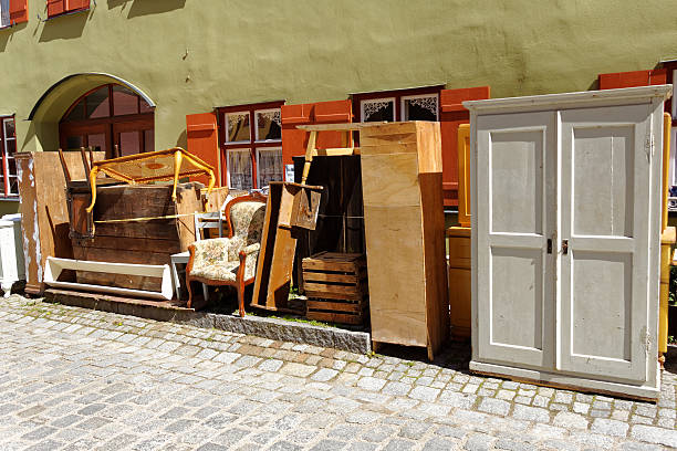 старая мебель деталей на тротуаре - sperrmüll стоковые фото и изображения