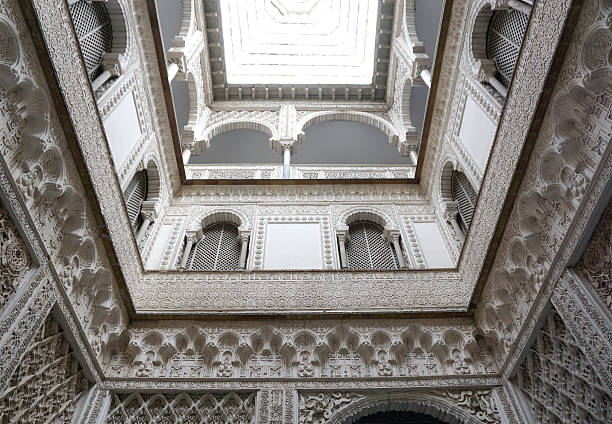 la hermosa decoración interior detalles de alcázar de sevilla - seville alcazar palace sevilla arch fotografías e imágenes de stock