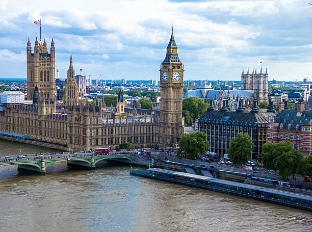 пейзаж с лондонский глаз и здание парламента - thames river стоковые фото и изображения