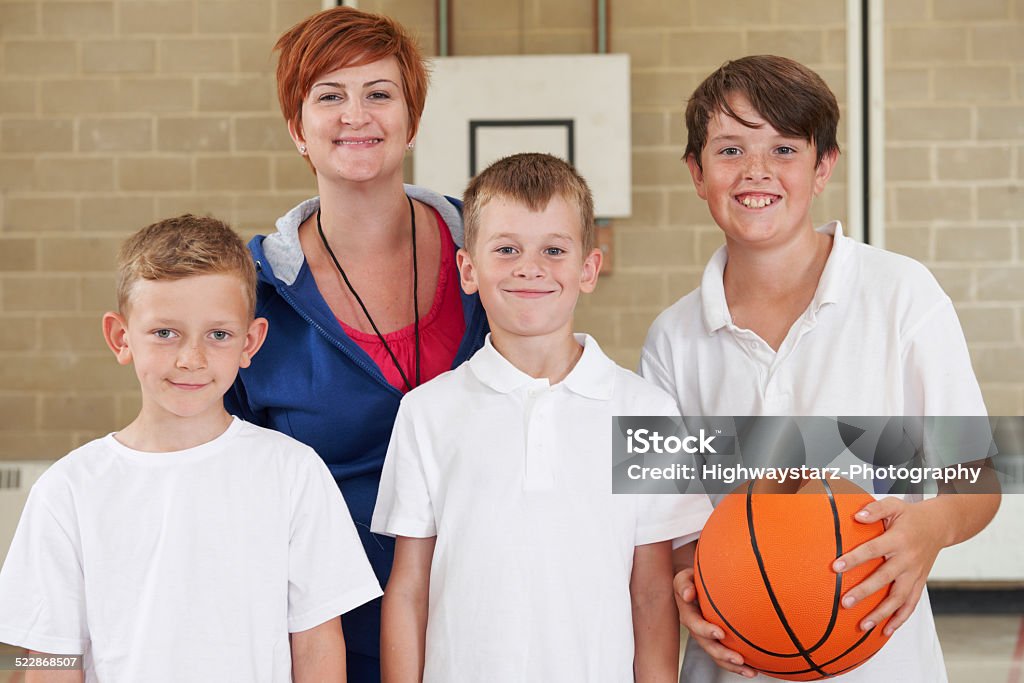 Niños de la escuela maestro del equipo de básquetbol - Foto de stock de Deporte libre de derechos