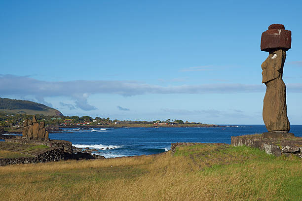 statue moai sulla costa di rapa nui. - ahu tahai foto e immagini stock