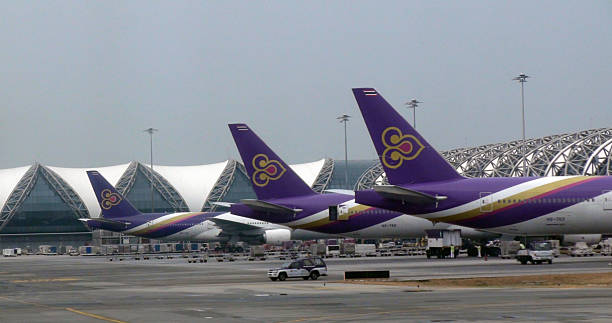 꼬리 태국인 항공 비행기 탑승 시 수완나품공항 bangkok.thailand - thai airways 뉴스 사진 이미지