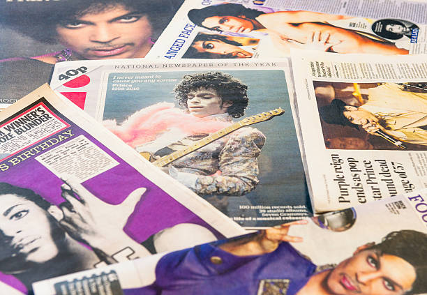 prince présentées dans des journaux après sa mort - men editorial musician music photos et images de collection