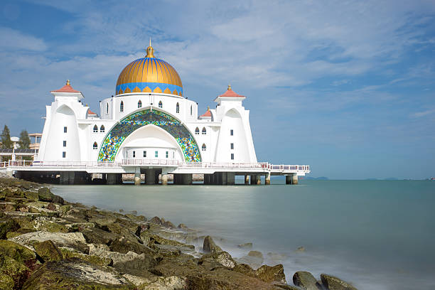 istock Malacca Straits Mosque with nice sky in Malaysia 522875162