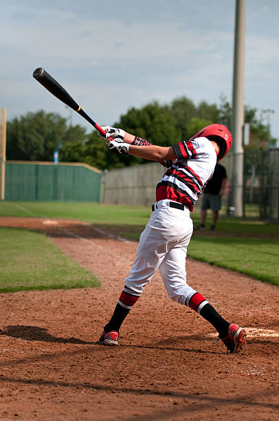 jugendbaseball junge schwingen fledermaus - baseball hitting baseball player child stock-fotos und bilder