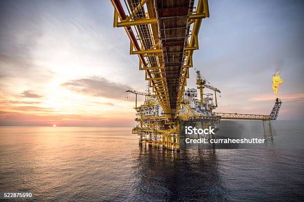 Offshore Construcción De Plataforma De Producción De Petróleo Y Gas Foto de stock y más banco de imágenes de Plataforma petrolífera