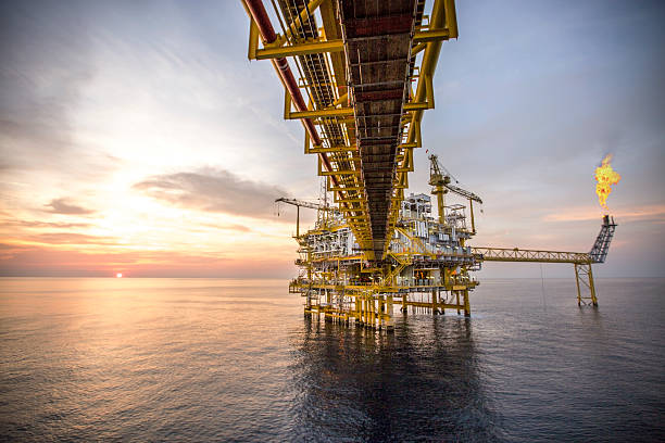 офшорные конструкция платформы производства нефти и газа - oil rig construction platform oil industry sea стоковые фото и изображения