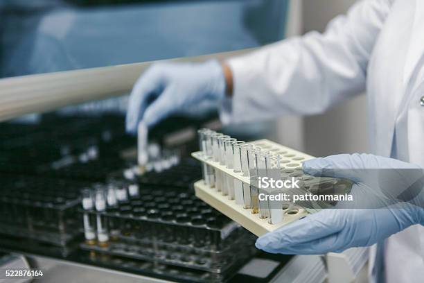 Lab Experimentieren Stockfoto und mehr Bilder von Labor - Labor, Wasser, Wissenschaftliches Experiment