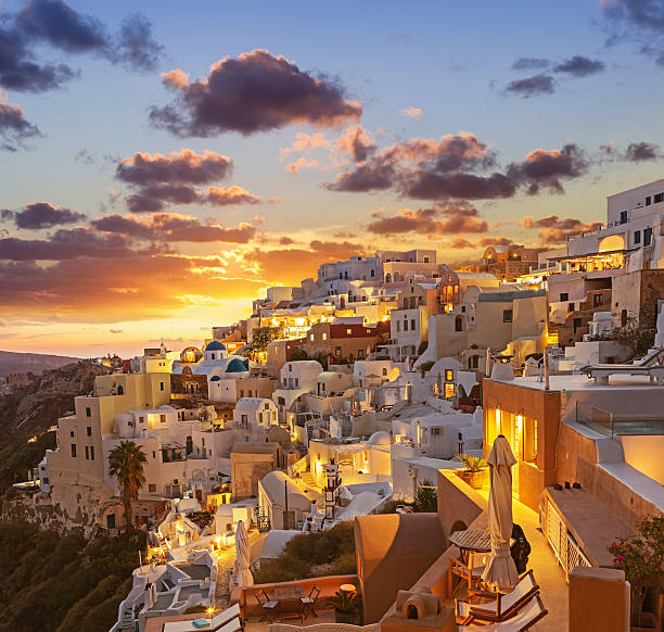 オアギリシャの夜明けの村でサントリーニ島の夕日 - santorini greece oia sunset ストックフォトと画像