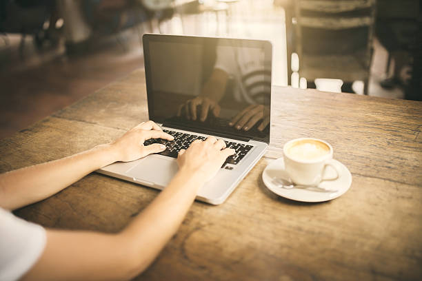 女の子 タイプには、ノートパソコンのキーボードのカフェ - computer key internet cafe coffee internet ストックフォトと画像