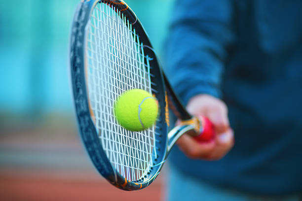 raquete de ténis e bola - tennis tennis racket racket tennis ball imagens e fotografias de stock