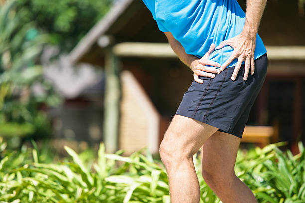 grave dolore delle anche - pain human knee arthritis human joint foto e immagini stock