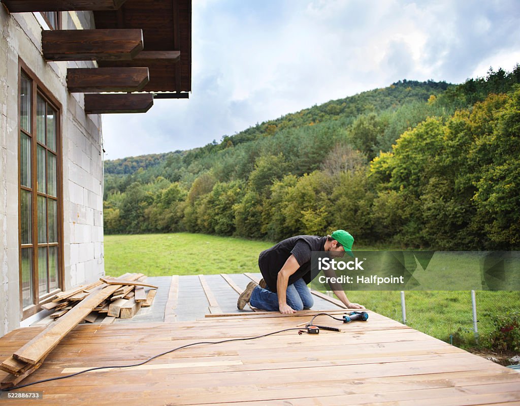 Mann für die Installation Holzfußboden - Lizenzfrei Terrasse - Grundstück Stock-Foto