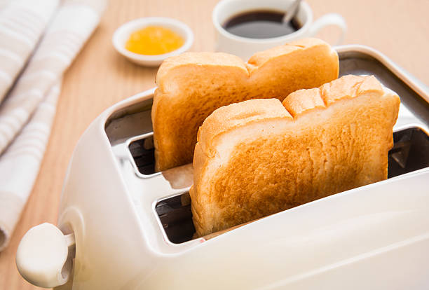 fatias de pão no tostador com café e jam - toaster imagens e fotografias de stock