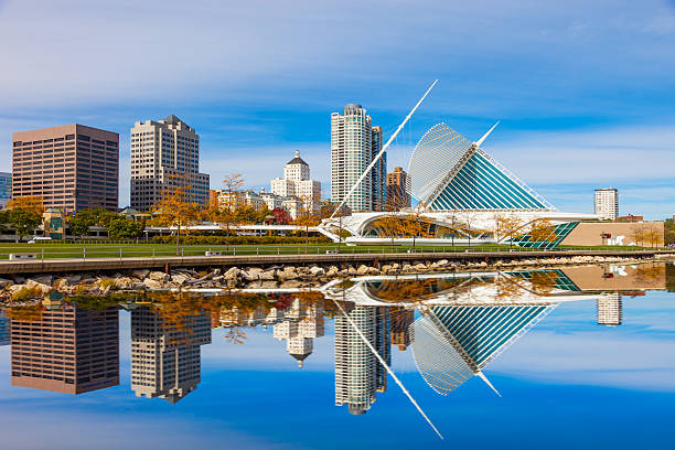 wolkenkratzer skyline von milwukee und lake michigan, wi - milwaukee stock-fotos und bilder