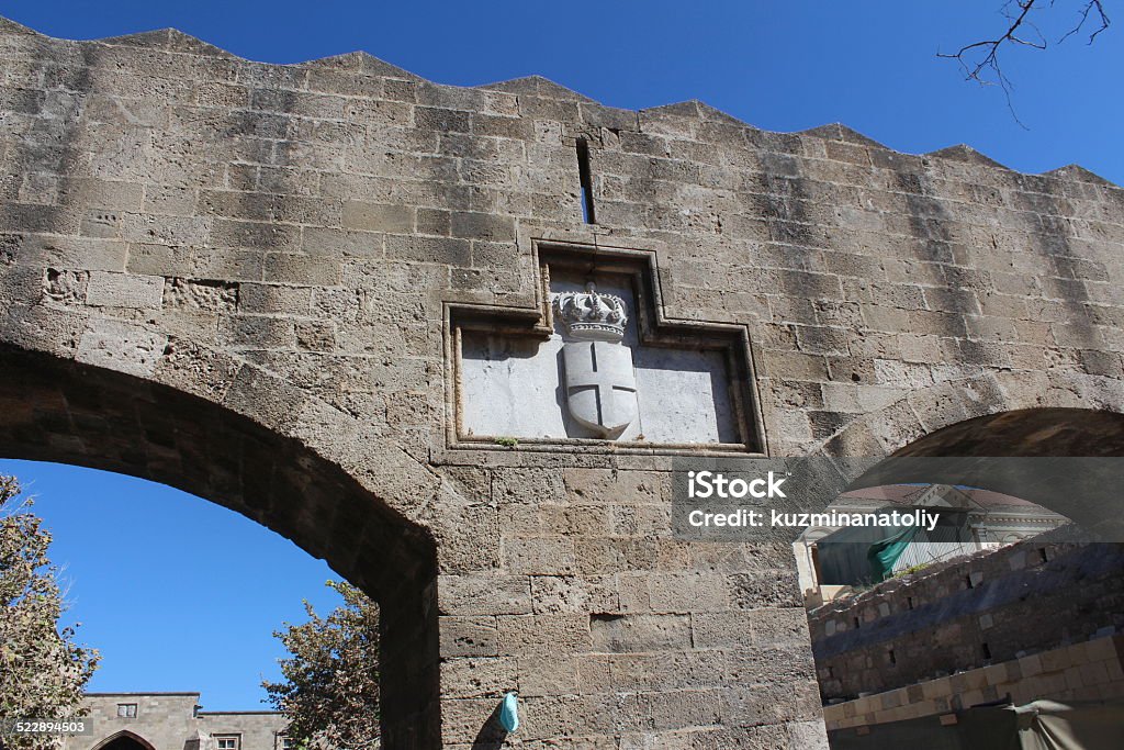 Maltés símbolo por encima de los arcos - Foto de stock de Arquitectura libre de derechos