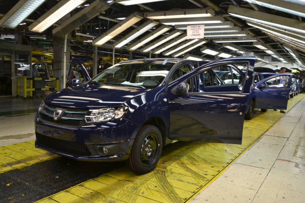 línea de producción de coches - dacia fotografías e imágenes de stock