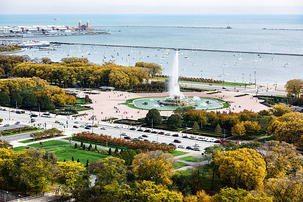 fontanna buckinghama w jesień, chicago - grounds city life park grant park zdjęcia i obrazy z banku zdjęć