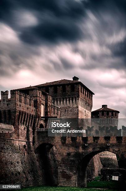 Italiano Castello Medievale Di Soncino In Esposizione Lunga - Fotografie stock e altre immagini di Ambientazione esterna