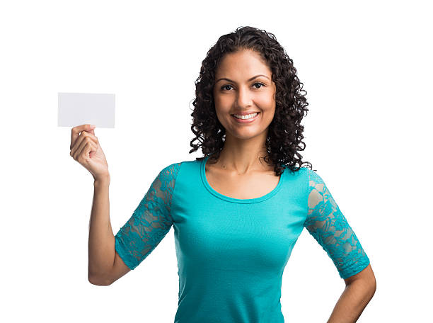 mujer mostrando tarjeta de negocios - smiling business card horizontal women fotografías e imágenes de stock