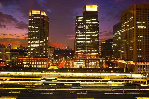 estação de tóquio noite vista - tokyo station railroad station chiyoda ward building exterior imagens e fotografias de stock