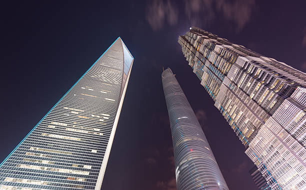 Pudong trzech najwyższych budynków w nocy – zdjęcie