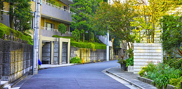 高級住宅街は東京の広尾エリア - 住宅地 ストックフォトと画像