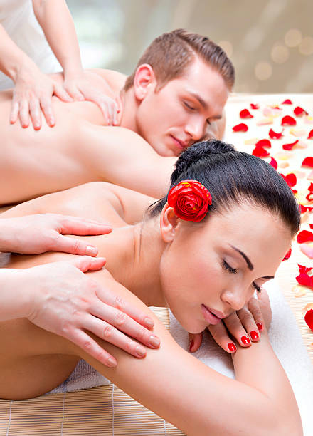 para leżąc w spa salon masażu się z tyłu. - spa treatment health spa massaging couple zdjęcia i obrazy z banku zdjęć