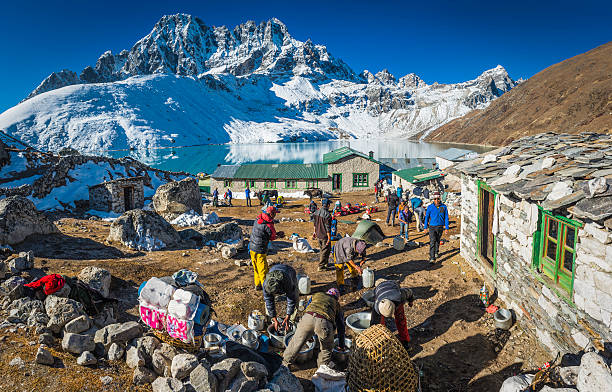 expedition team aufstellen camp sherpa teehäuser see gokyo himalaya-gebirge nepal - gokyo tal stock-fotos und bilder
