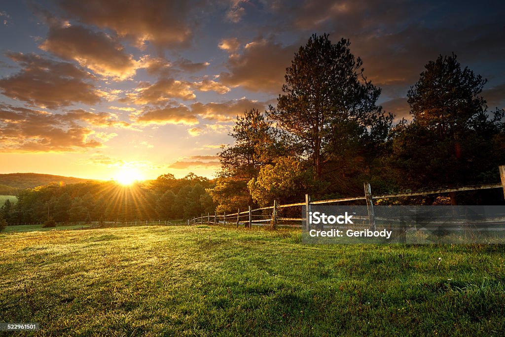 Paisagem de fazenda Picturesque fenced em sunrise - Royalty-free Quinta Foto de stock