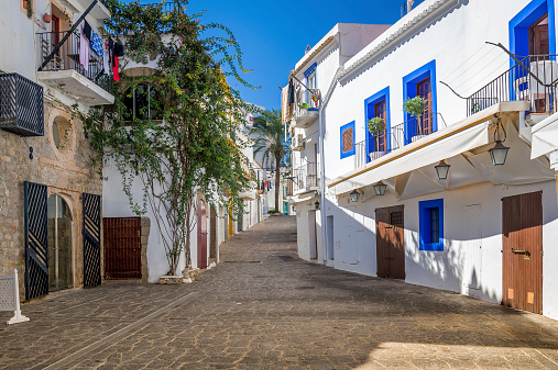 Blanco casas en Ibiza street photo