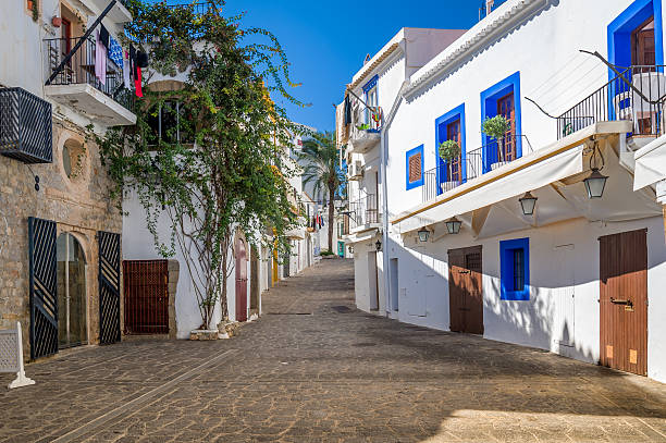 blanco casas en ibiza street - isla de ibiza fotografías e imágenes de stock