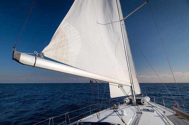 istock Sailing to the horizon 522963315
