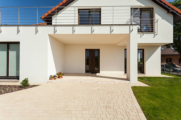 istock Entrance to the modern house 522963397