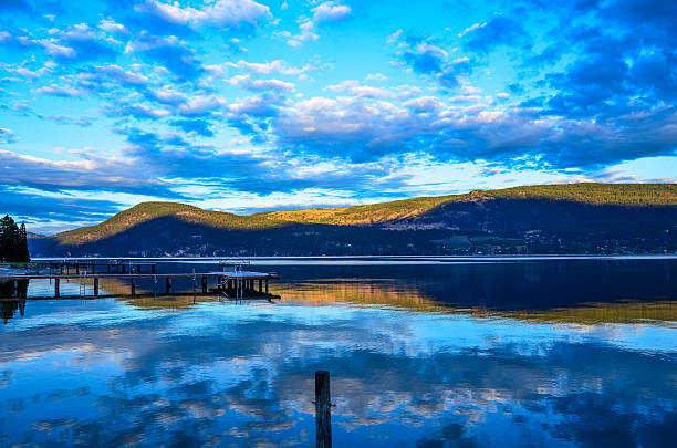 lago reflection - kelowna okanagan scenics okanagan valley - fotografias e filmes do acervo