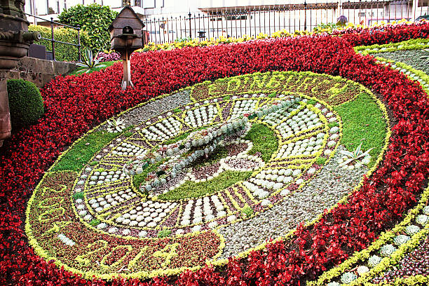 istock Clock made of flowers in Edinburgh, Scotland, 522977491
