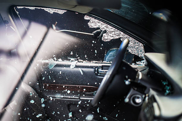 автомобиль окно smashed, вор - burglary broken window door стоковые фото и изображения