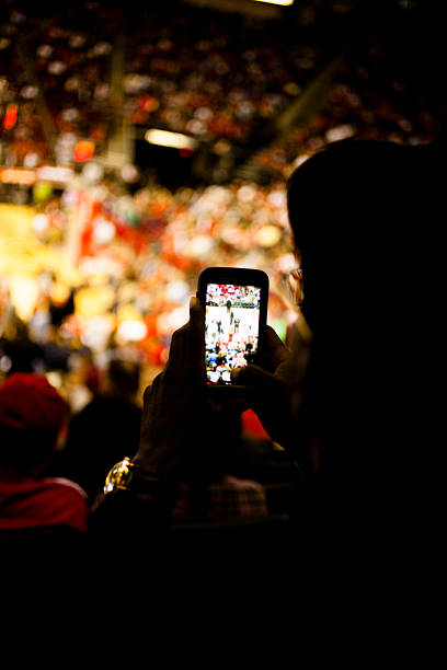 fan robi zdjęcie z telefonu komórkowego. wydarzenie sportowe. stadium tłum. - sports event bleachers stadium seat zdjęcia i obrazy z banku zdjęć