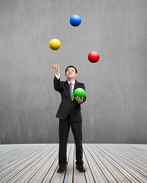 uomo lanciare palle colorate e accattivante - juggling efficiency skill businessman foto e immagini stock