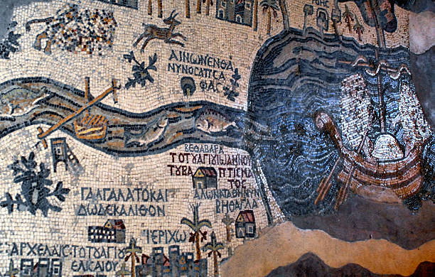 madaba-jordanien: byzantinisches mosaik karte des heiligen land - archäologie fotos stock-fotos und bilder