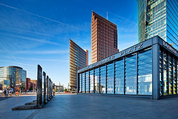 potsdamer platz, berlino - berlin wall foto e immagini stock